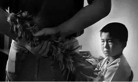 折磨帅哥视频,帅哥承受折磨，情感波动引人深思