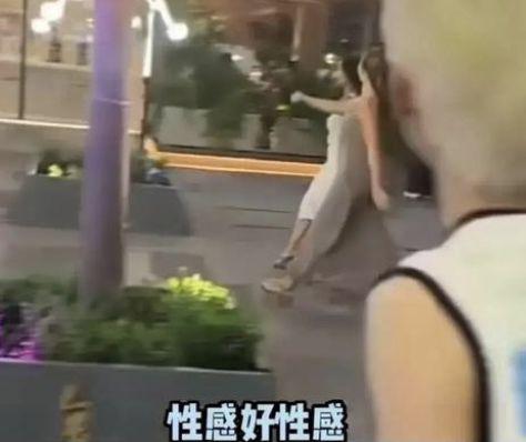 搭讪外国女孩视频,视频记录中外女孩的浪漫搭讪瞬间