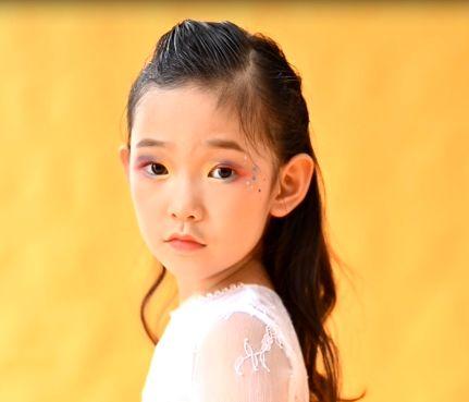 给小朋友化妆视频,跟随视频一起学习小朋友化妆技巧