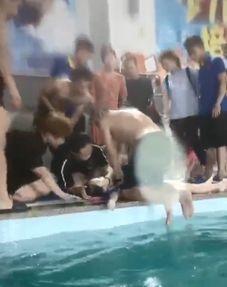 女孩溺水抢救现场视频,紧急救援！女孩溺水现场惊心动魄